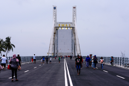 Rekreasi di jembatan yang baru selesai dibangun