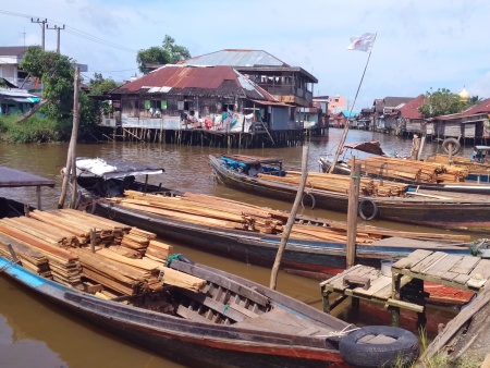 Penjual kayu terapung