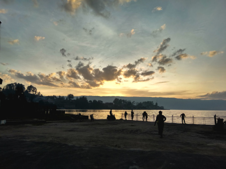 sunset lake toba