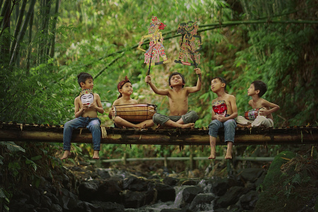 memerankan tokoh wayang