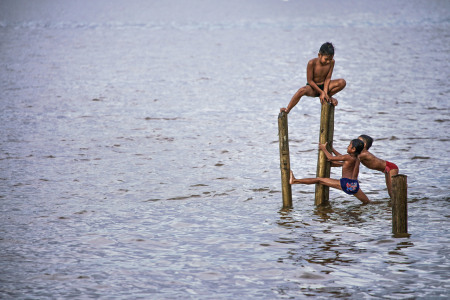 KEBAHAGIAN ANAK KAMPUNG BETING TEPIAN SUNGAI KAPUAS