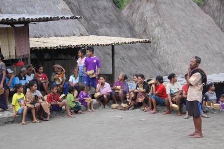 Masyarakat BENA yang sedang menunggu makanan yang akan dibagi dalam proses tutup rumah ...