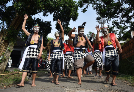 TRADISI MERTI BUMI WARGA DUSUN