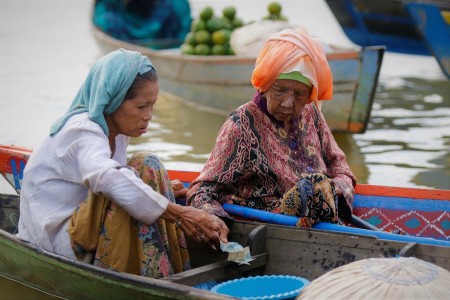 Jual Beli di Tengah Kali