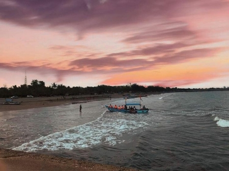 Senja Di Pantai THR