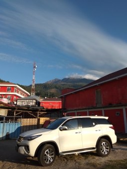 Suasana pagi hari di bawah kaki Gunung Lawu