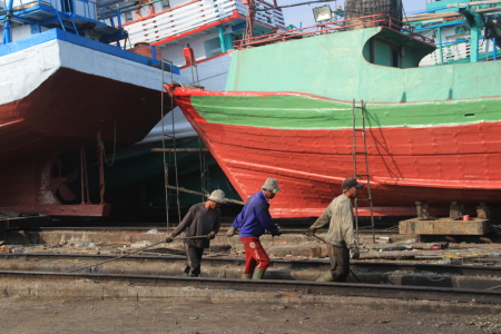 Menarik Kapal Nelayan ke dock perbaikan kapal