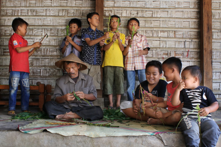 membuat wayang mainan bersama kakek