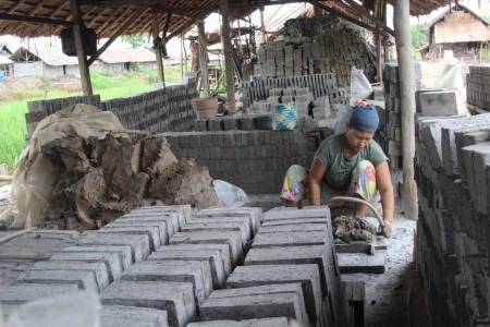 Perempuan Pembuat Bata di Desa Gudang Tengah