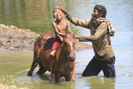 mandi bersama