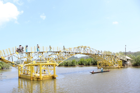 Menyebrangi Jembatan Apung