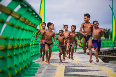 KEBAHAGIAAN ANAK KAMPUNG BETING TEPIAN SUNGAI KAPUAS