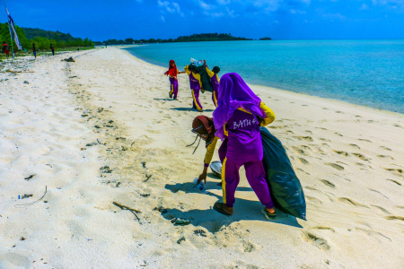 Pahlawan Pahlawan Cilik Penjaga Pantai Putih Pulau Noko dari Sampah Plastik