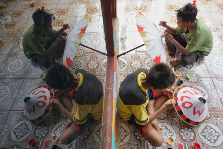 Kreasi melukis Payung dan Caping di Kampung Ragam Warna