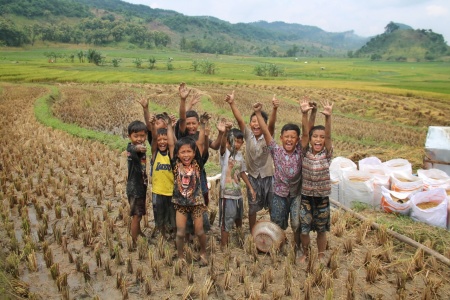 Kebahagiaan Anak Desa