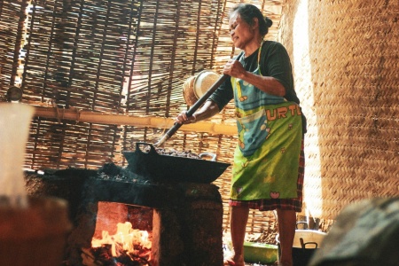 Potret koki di desa kami saat hajatan (mantu) yg sedang memasak lauk iwak sapi di dapur (pawon ...