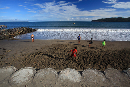 Bermain Bola Pantai