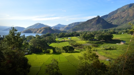 Keindahan Desa Tepian Danau Tiba