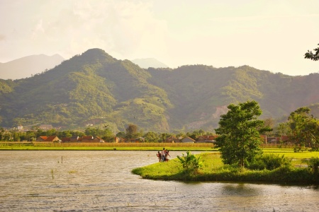 Bermain sambil memancing di tengah sawah