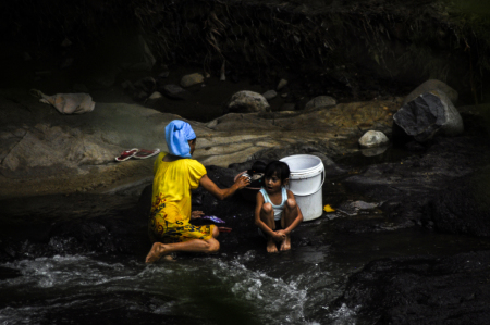 Mandi Dan Cuci Baju Di Sungai