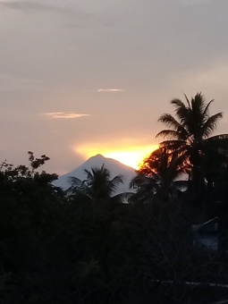 sang surya mengitip dari balik selawah