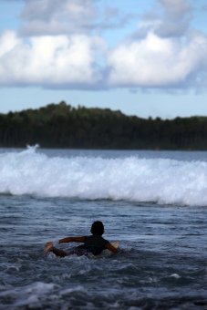 Bermain Ombak di Pantai Sorake