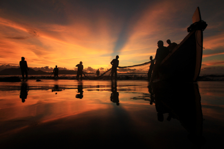 Keindahan Matahari Terbenam di Pantai Gampong Jawa