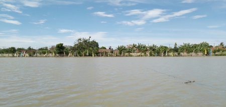 Desa, situ, dan langit biru