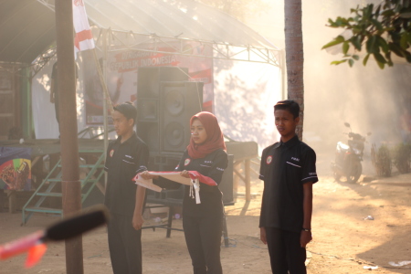 Semangat pemuda pemudi kampung mengibarkan bendera merah putih