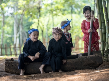 Senyum ramah  anak sunda