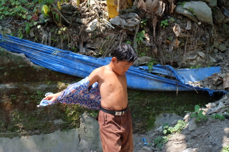 Anak kecil melepas seragam