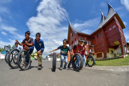 " Ceria Anak Kampung Bermain Golong Golong "