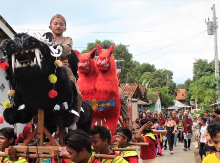 Manten Sunat, Sisingaan, dan Burok