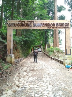 Pintu gerbang jembatan gantung