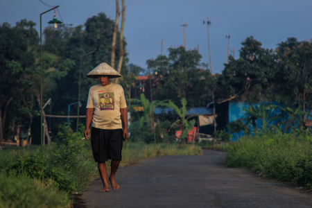 "Berjalan sambil Udhud"