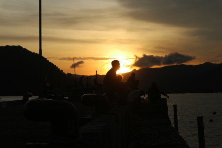 Memandang laut di dermaga selatan