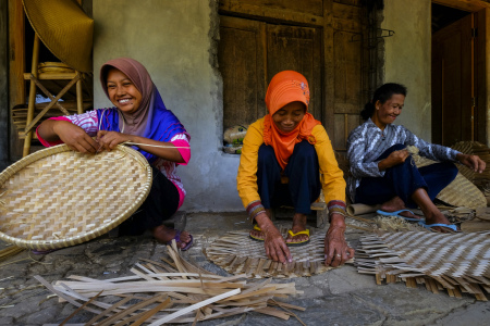 Senyum Pengrajin Bambu