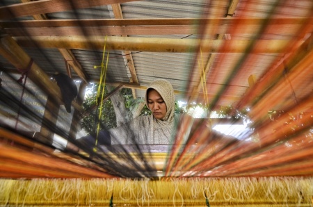 Pengrajin songket Aceh