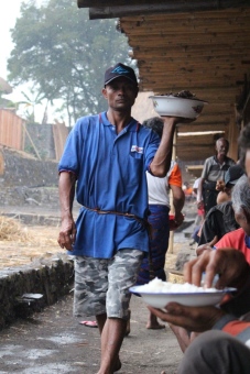 Petugas saat membawa makanan untuk dibagi-bagi kepada seluruh masyarakat (KAMPUNG ADAT BENA)