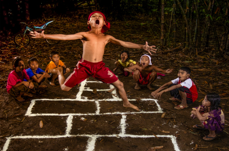 Permainan khas anak desa Engklek