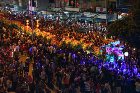 Arakan naga bersinar dimalam hari.