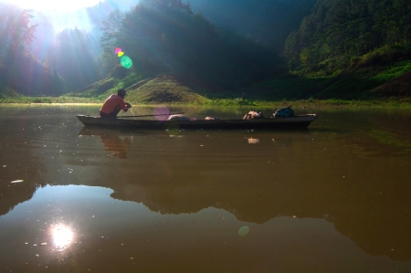 Aktifitas pagi nelayan waduk Sempor kebumen