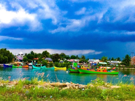 Warna warni perahu nelayan gambong Ulee Lheue