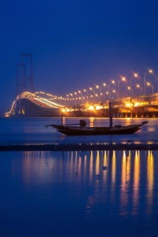 Menikmati senja di jembatan suramadu