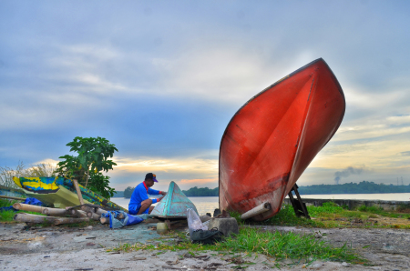 Menambal Perahu Nelayan