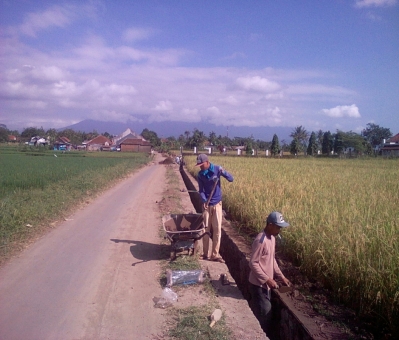 Pembuatan Saluran Air di Sawah