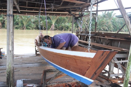 Pembuat Perahu di Desa Lok Baintan