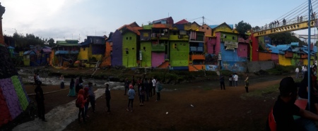 Warna-Warni Kampung di Tepi Sungai Brantas