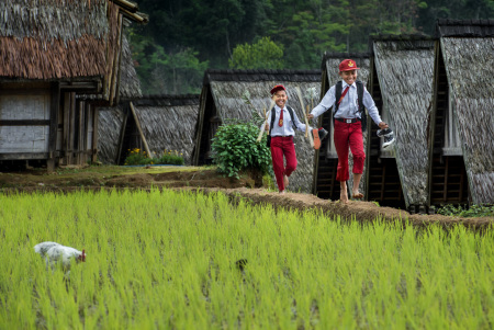 Bermain Kolecer dipematang sawah