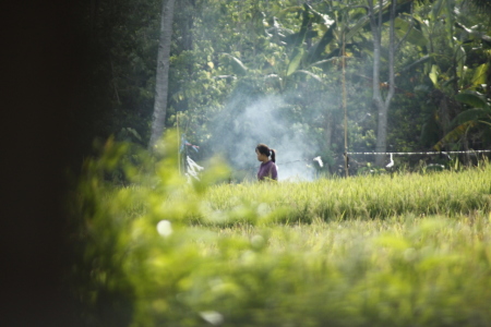 Wanita desa yang selalu ceria walaupun hidup sebagai petani